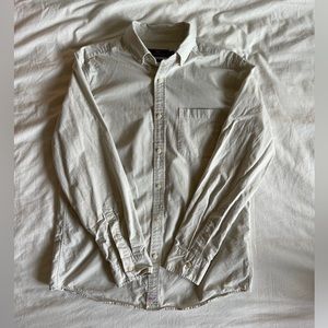 Vineyard Vines classic fit button down shirt.